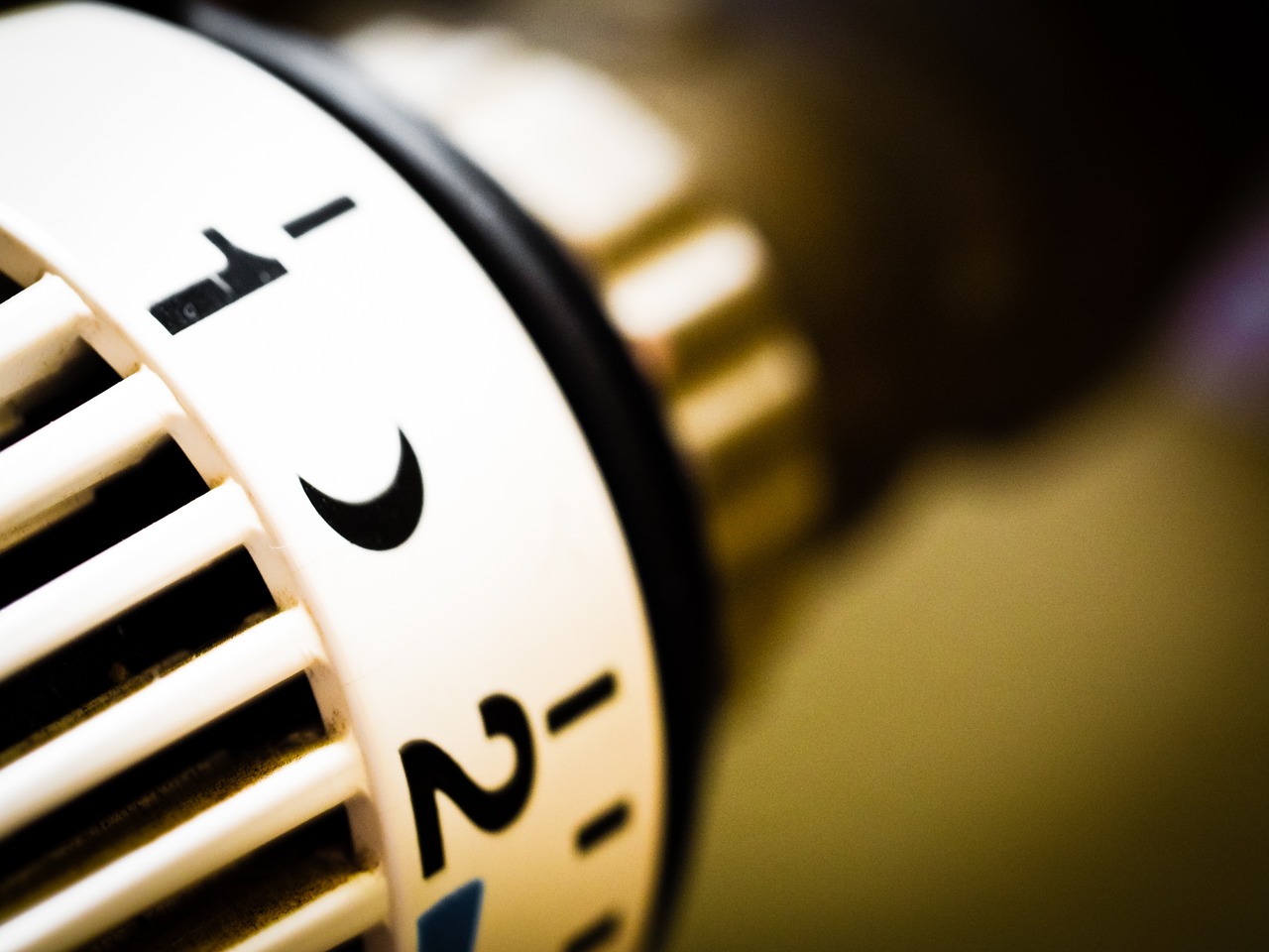 Gros plan sur un thermostat de radiateur réglé lors d’un entretien de chauffage par VD Énergie Clim